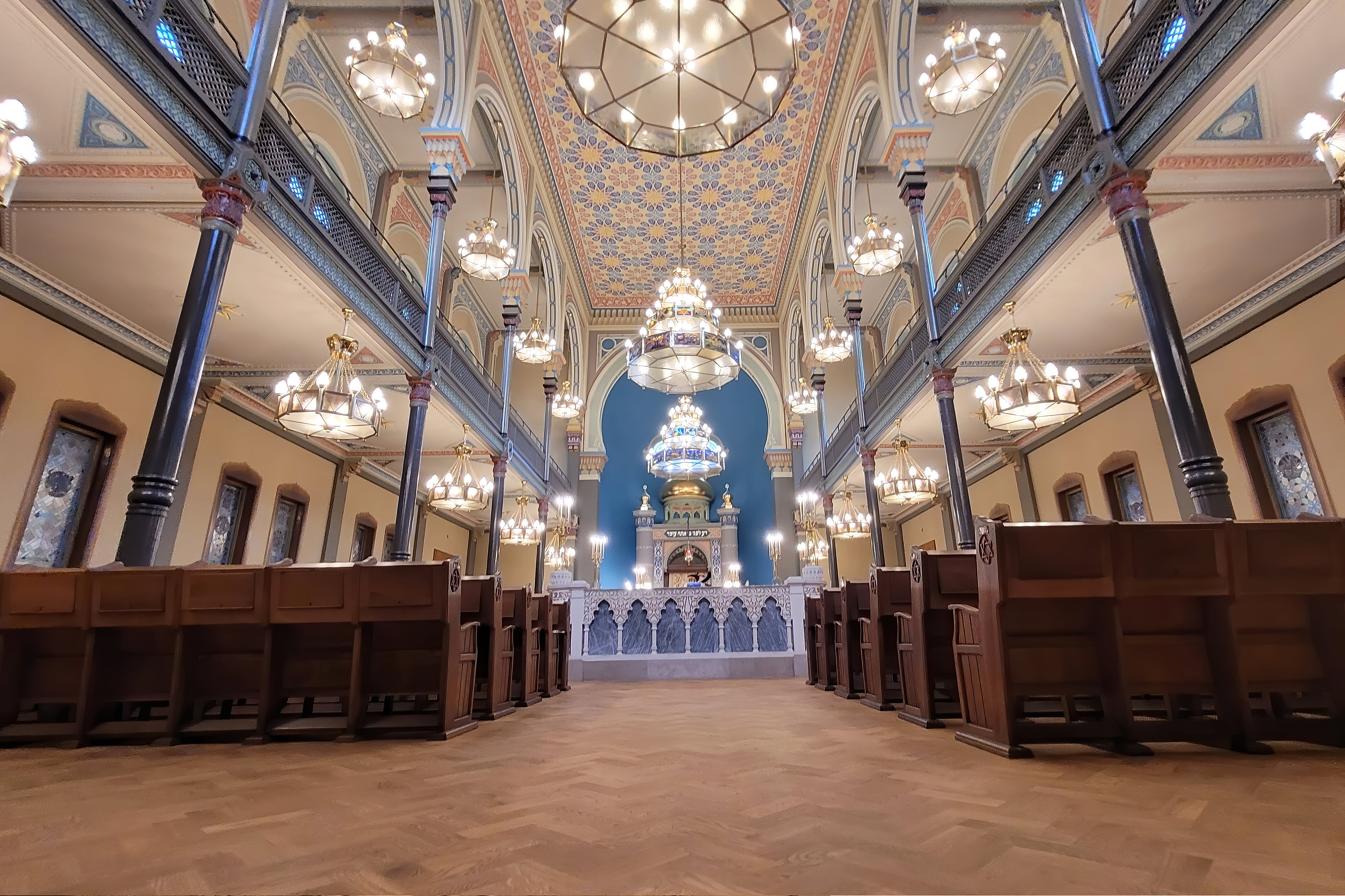 Behandelen van dennenhouten vloeren