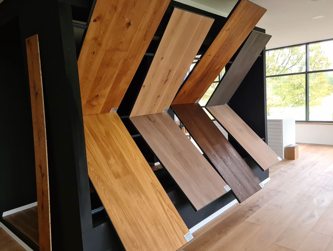 Du bois naturel dans la salle d’exposition de Pan Parket