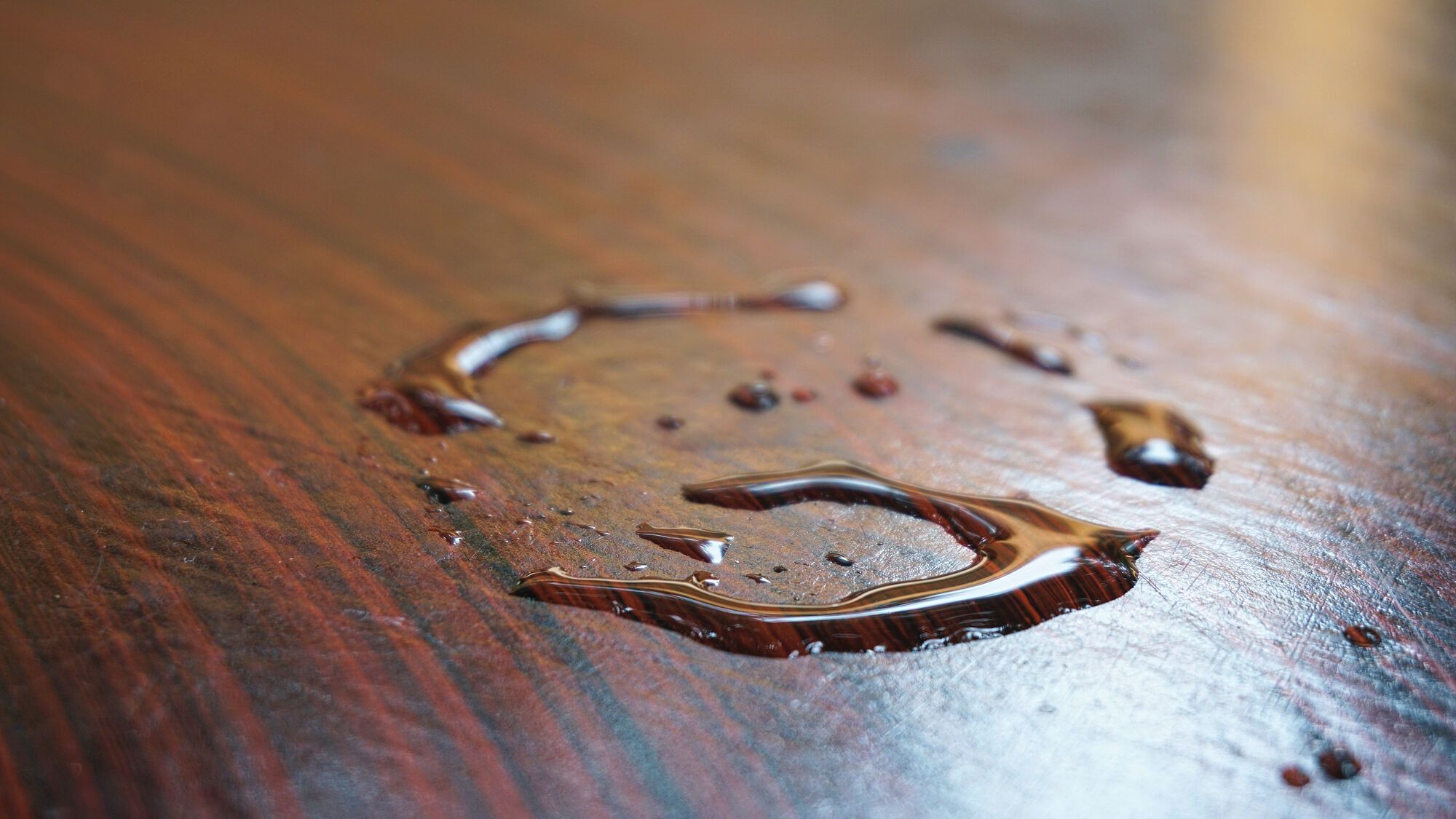 watervlekken uit hout verwijderen